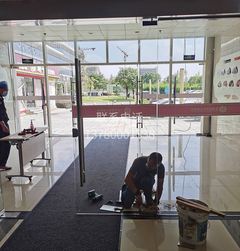 婦兒醫(yī)院玻璃門維修